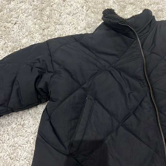 American Eagle reversible puffer jacket with fur! Black jacket waist length - Picture 3 of 3